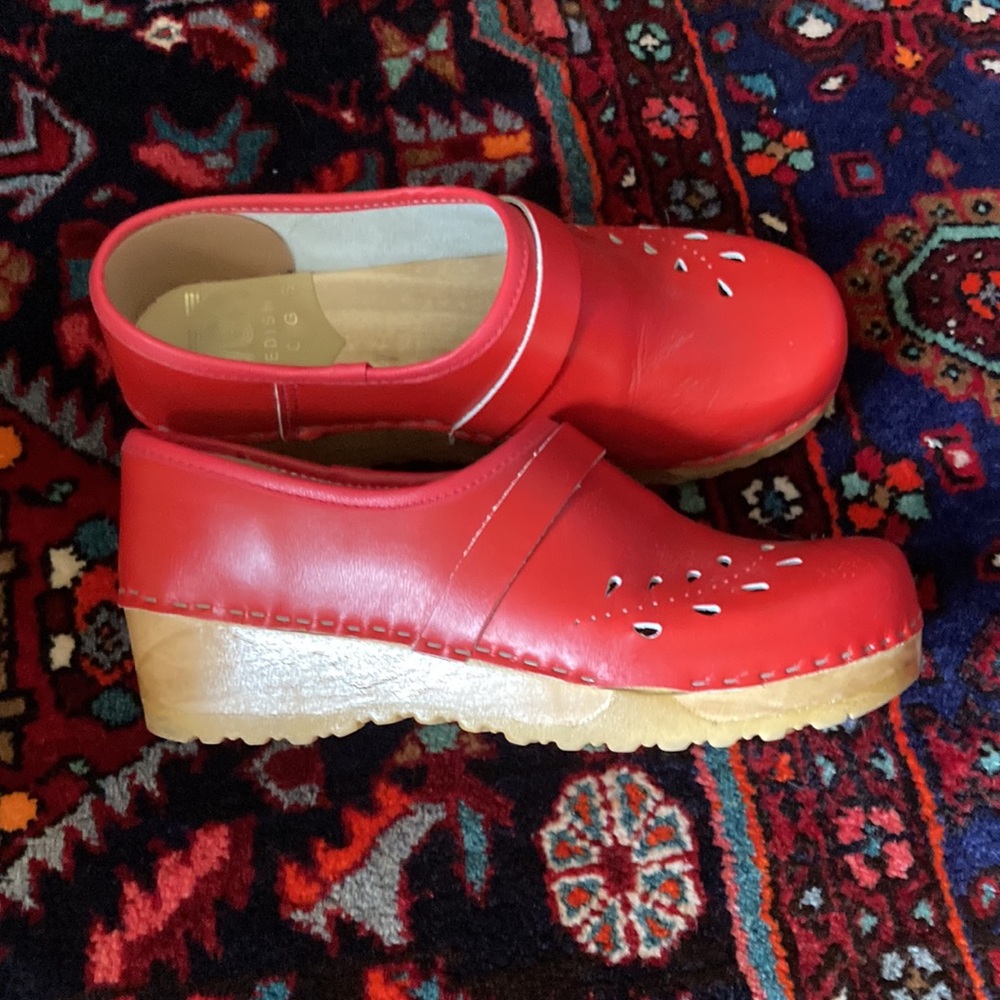 Sven Leaf Punch Closed Back Clog Wedge 41